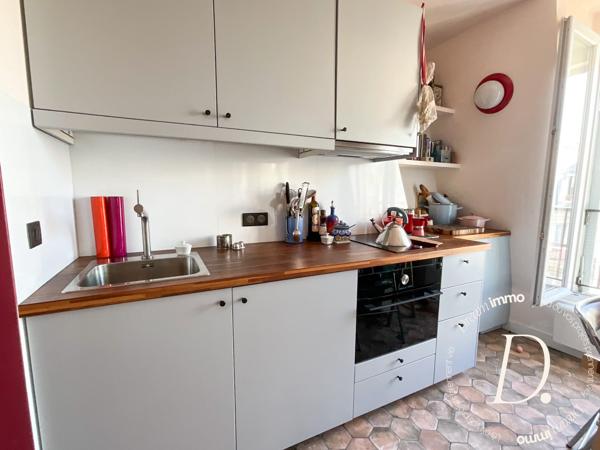 LES ABBESSES – STUDIO AVEC VUE EXCEPTIONNELLE SUR PARIS ET LA TOUR EIFFEL