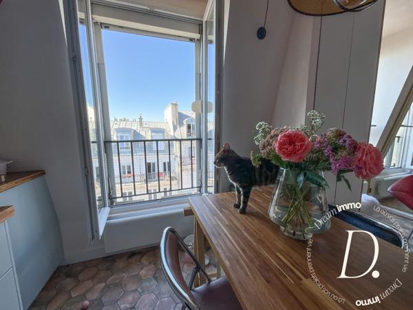 LES ABBESSES – STUDIO AVEC VUE EXCEPTIONNELLE SUR PARIS ET LA TOUR EIFFEL