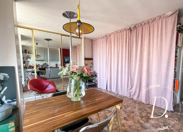 LES ABBESSES – STUDIO AVEC VUE EXCEPTIONNELLE SUR PARIS ET LA TOUR EIFFEL