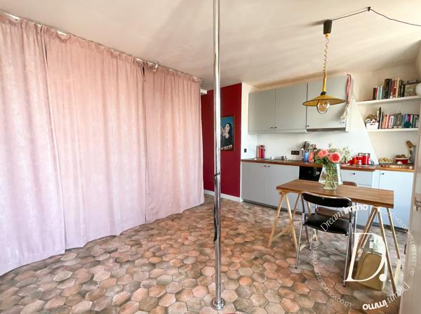 LES ABBESSES – STUDIO AVEC VUE EXCEPTIONNELLE SUR PARIS ET LA TOUR EIFFEL