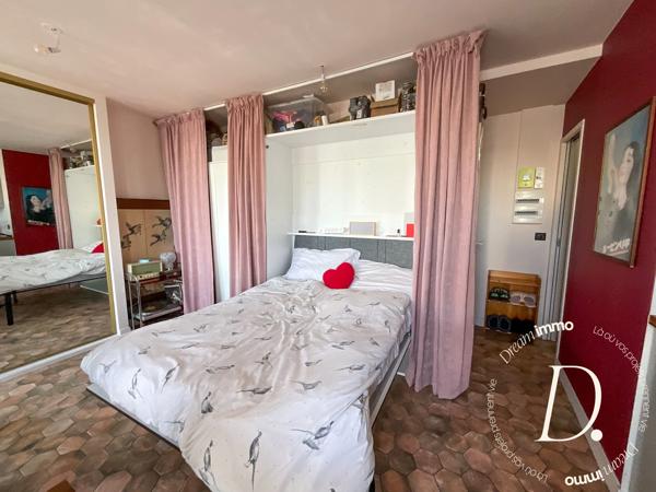 LES ABBESSES – STUDIO AVEC VUE EXCEPTIONNELLE SUR PARIS ET LA TOUR EIFFEL