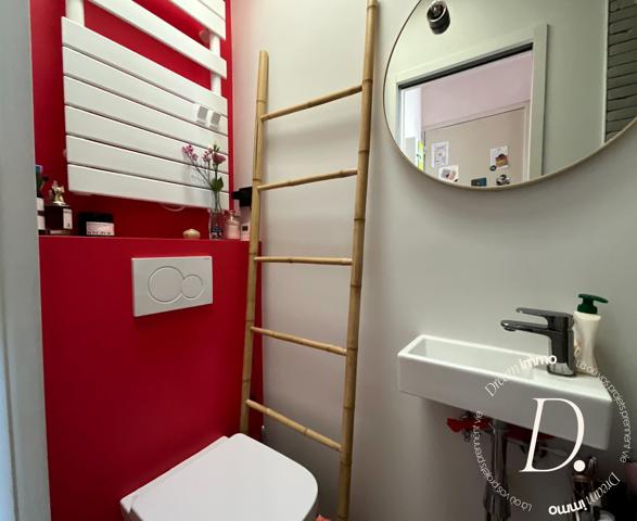 LES ABBESSES – STUDIO AVEC VUE EXCEPTIONNELLE SUR PARIS ET LA TOUR EIFFEL