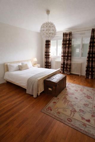 Maison de ville 150 m2 4 chambres + garage + parking + jardin