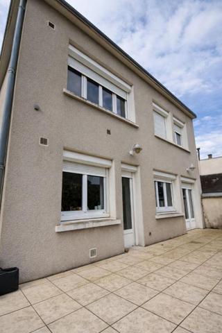 Maison de ville 150 m2 4 chambres + garage + parking + jardin