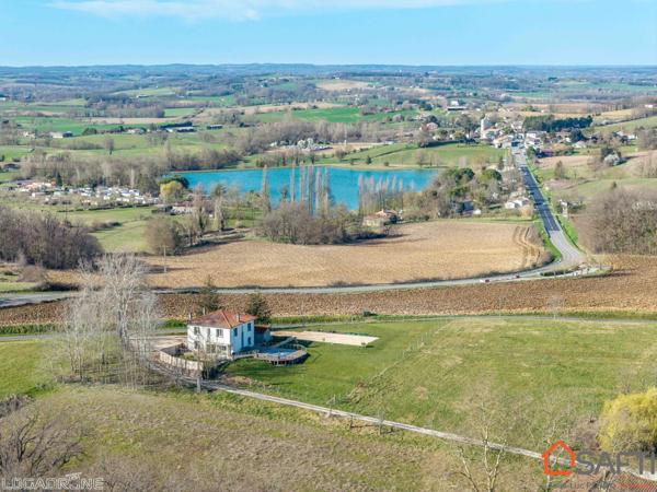 Grande maison rénovée en campagne, terrain et piscine