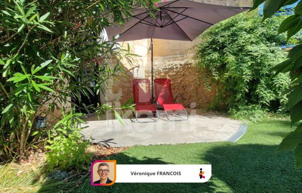 Une Maison de Ville en Pierre, Élégamment Restaurée