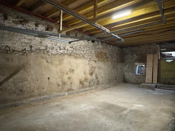 MAISON EN PIERRES RÉNOVÉE AVEC VASTE GARAGE