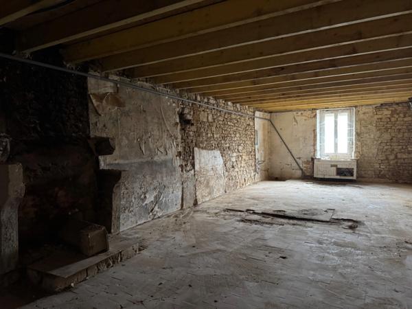 MAISON EN PIERRES RÉNOVÉE AVEC VASTE GARAGE