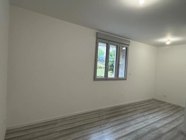 MAISON EN PIERRES RÉNOVÉE AVEC VASTE GARAGE