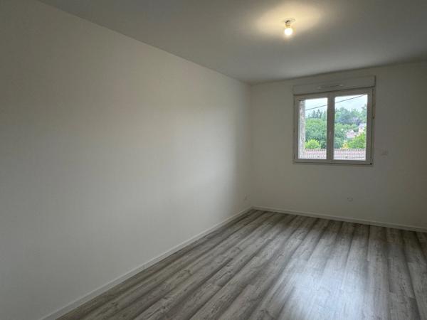 MAISON EN PIERRES RÉNOVÉE AVEC VASTE GARAGE