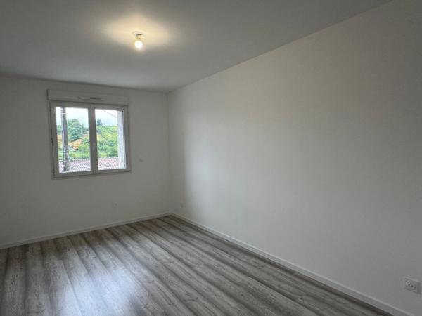 MAISON EN PIERRES RÉNOVÉE AVEC VASTE GARAGE