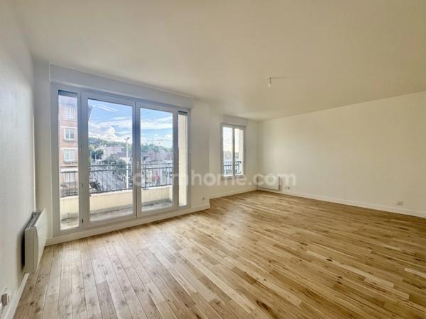 Appartement 3 pièces traversant avec balcon et double emplacement parking