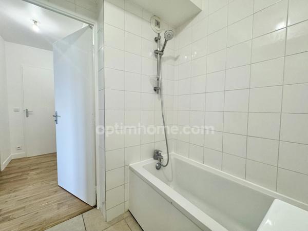 Appartement 3 pièces traversant avec balcon et double emplacement parking