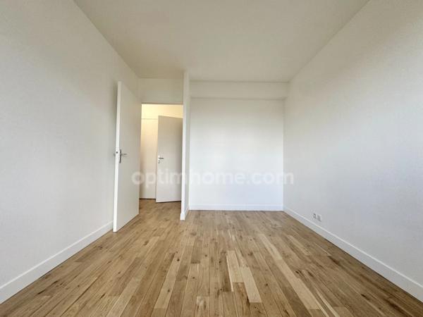 Appartement 3 pièces traversant avec balcon et double emplacement parking