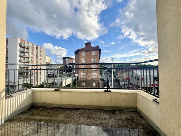 Appartement 3 pièces traversant avec balcon et double emplacement parking