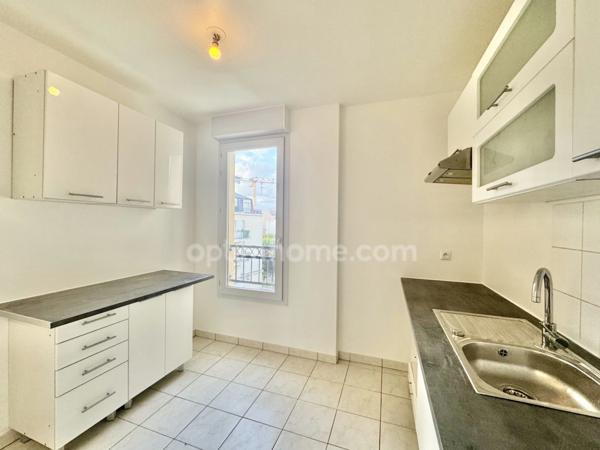 Appartement 3 pièces traversant avec balcon et double emplacement parking