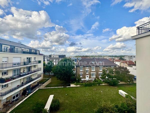 Appartement 3 pièces traversant avec balcon et double emplacement parking