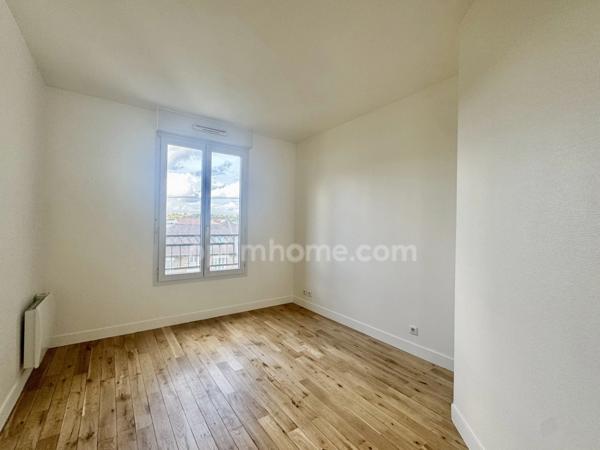 Appartement 3 pièces traversant avec balcon et double emplacement parking