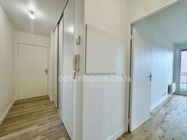 Appartement 3 pièces traversant avec balcon et double emplacement parking