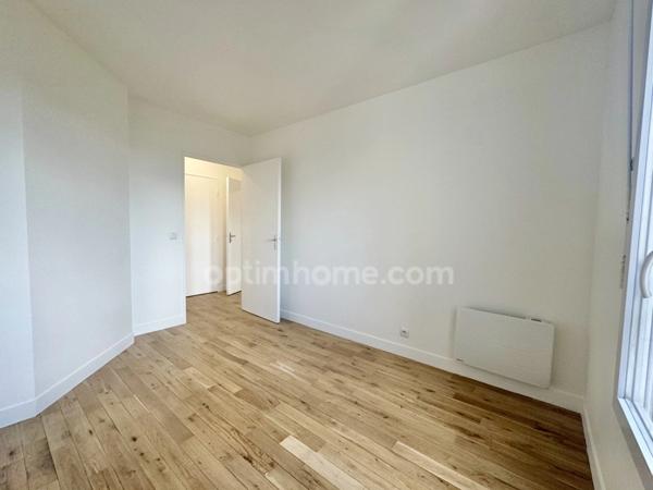 Appartement 3 pièces traversant avec balcon et double emplacement parking