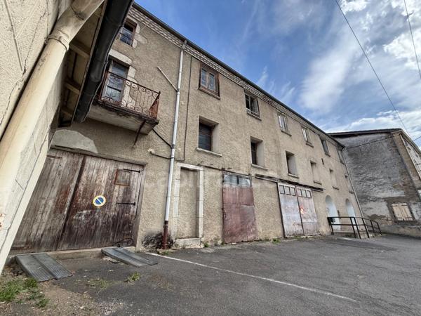 IMMEUBLE DE 420 M2, BUREAUX, 2 GARAGES DE 60 ET 80 M2, CRÉATION PLUSIEURS HABITATIONS, COUR, STATIONNEMENT