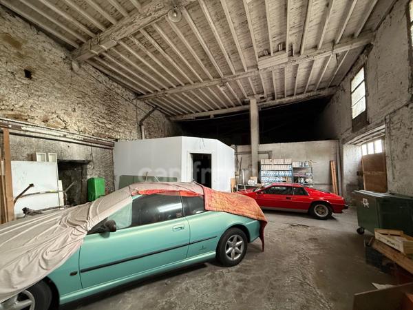 IMMEUBLE DE 420 M2, BUREAUX, 2 GARAGES DE 60 ET 80 M2, CRÉATION PLUSIEURS HABITATIONS, COUR, STATIONNEMENT