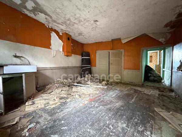 IMMEUBLE DE 420 M2, BUREAUX, 2 GARAGES DE 60 ET 80 M2, CRÉATION PLUSIEURS HABITATIONS, COUR, STATIONNEMENT