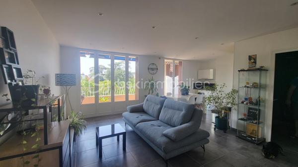 Venez découvrir ce bel appartement de 52 m2 en plein cœur de Romans-sur-Isère dans un quartier très calme à 5 minutes du centre ville et de la gare. Ce bien est composé d'un espace salon cuisine de 27 m2, d'une grande chambre avec dressing de 17 m2, d'une salle d'eau et d'un balcon de 16 m2 sans vis à vis avec vue sur le grand jardin de la copropriété sécurisé. 
Vous profiterez aussi d'une cave de 4 m2 et d'une place de parking.
L'appartement est situé au 4ème étage de la résidence avec ascenseur.