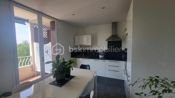 Venez découvrir ce bel appartement de 52 m2 en plein cœur de Romans-sur-Isère dans un quartier très calme à 5 minutes du centre ville et de la gare. Ce bien est composé d'un espace salon cuisine de 27 m2, d'une grande chambre avec dressing de 17 m2, d'une salle d'eau et d'un balcon de 16 m2 sans vis à vis avec vue sur le grand jardin de la copropriété sécurisé. 
Vous profiterez aussi d'une cave de 4 m2 et d'une place de parking.
L'appartement est situé au 4ème étage de la résidence avec ascenseur.