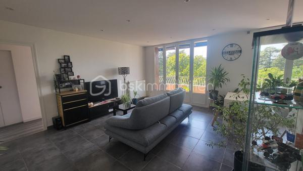 Venez découvrir ce bel appartement de 52 m2 en plein cœur de Romans-sur-Isère dans un quartier très calme à 5 minutes du centre ville et de la gare. Ce bien est composé d'un espace salon cuisine de 27 m2, d'une grande chambre avec dressing de 17 m2, d'une salle d'eau et d'un balcon de 16 m2 sans vis à vis avec vue sur le grand jardin de la copropriété sécurisé. 
Vous profiterez aussi d'une cave de 4 m2 et d'une place de parking.
L'appartement est situé au 4ème étage de la résidence avec ascenseur.