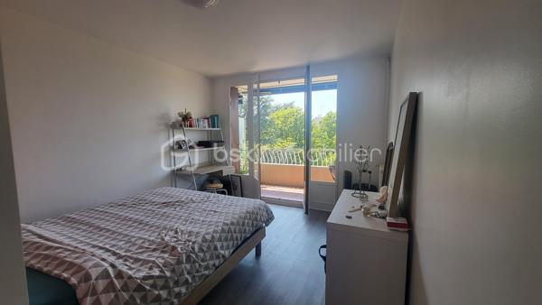 Venez découvrir ce bel appartement de 52 m2 en plein cœur de Romans-sur-Isère dans un quartier très calme à 5 minutes du centre ville et de la gare. Ce bien est composé d'un espace salon cuisine de 27 m2, d'une grande chambre avec dressing de 17 m2, d'une salle d'eau et d'un balcon de 16 m2 sans vis à vis avec vue sur le grand jardin de la copropriété sécurisé. 
Vous profiterez aussi d'une cave de 4 m2 et d'une place de parking.
L'appartement est situé au 4ème étage de la résidence avec ascenseur.