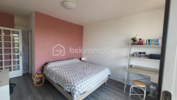 Venez découvrir ce bel appartement de 52 m2 en plein cœur de Romans-sur-Isère dans un quartier très calme à 5 minutes du centre ville et de la gare. Ce bien est composé d'un espace salon cuisine de 27 m2, d'une grande chambre avec dressing de 17 m2, d'une salle d'eau et d'un balcon de 16 m2 sans vis à vis avec vue sur le grand jardin de la copropriété sécurisé. 
Vous profiterez aussi d'une cave de 4 m2 et d'une place de parking.
L'appartement est situé au 4ème étage de la résidence avec ascenseur.