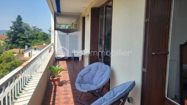 Venez découvrir ce bel appartement de 52 m2 en plein cœur de Romans-sur-Isère dans un quartier très calme à 5 minutes du centre ville et de la gare. Ce bien est composé d'un espace salon cuisine de 27 m2, d'une grande chambre avec dressing de 17 m2, d'une salle d'eau et d'un balcon de 16 m2 sans vis à vis avec vue sur le grand jardin de la copropriété sécurisé. 
Vous profiterez aussi d'une cave de 4 m2 et d'une place de parking.
L'appartement est situé au 4ème étage de la résidence avec ascenseur.