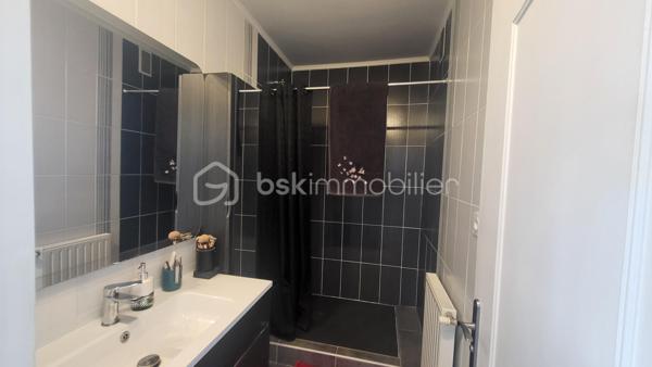 Venez découvrir ce bel appartement de 52 m2 en plein cœur de Romans-sur-Isère dans un quartier très calme à 5 minutes du centre ville et de la gare. Ce bien est composé d'un espace salon cuisine de 27 m2, d'une grande chambre avec dressing de 17 m2, d'une salle d'eau et d'un balcon de 16 m2 sans vis à vis avec vue sur le grand jardin de la copropriété sécurisé. 
Vous profiterez aussi d'une cave de 4 m2 et d'une place de parking.
L'appartement est situé au 4ème étage de la résidence avec ascenseur.