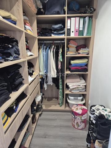 Venez découvrir ce bel appartement de 52 m2 en plein cœur de Romans-sur-Isère dans un quartier très calme à 5 minutes du centre ville et de la gare. Ce bien est composé d'un espace salon cuisine de 27 m2, d'une grande chambre avec dressing de 17 m2, d'une salle d'eau et d'un balcon de 16 m2 sans vis à vis avec vue sur le grand jardin de la copropriété sécurisé. 
Vous profiterez aussi d'une cave de 4 m2 et d'une place de parking.
L'appartement est situé au 4ème étage de la résidence avec ascenseur.