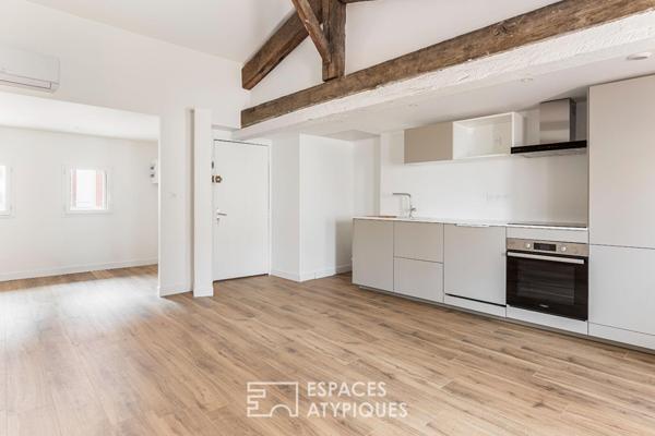 Appartement rénové au dernier étage au coeur des Carmes