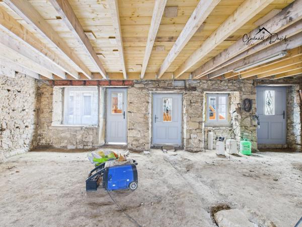 GRANDE BATISSE DE CARACTÈRE À RÉHABILITER - IDÉAL MAISON FAMILIALE AVEC ESPACE COMMERCIAL