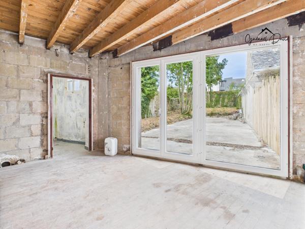 GRANDE BATISSE DE CARACTÈRE À RÉHABILITER - IDÉAL MAISON FAMILIALE AVEC ESPACE COMMERCIAL