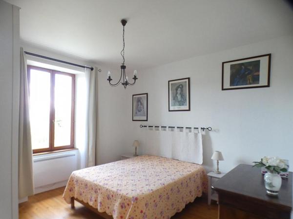 Maison en pierre avec 5 chambres au coeur d'Arnac Pompadour