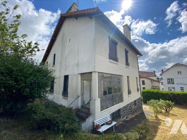 Aurillac, quartier Saint-Joseph, sur terrain de 970 m², maison d'habitation individuelle compre...