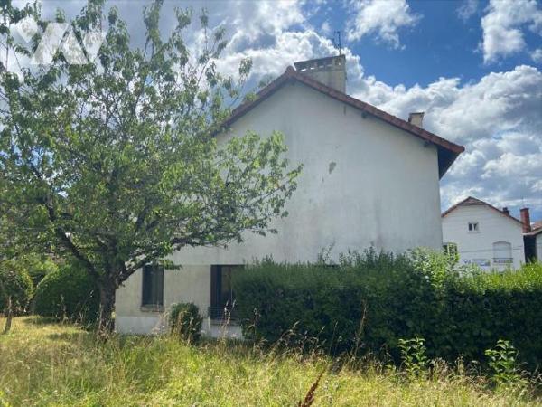 Aurillac, quartier Saint-Joseph, sur terrain de 970 m², maison d'habitation individuelle compre...