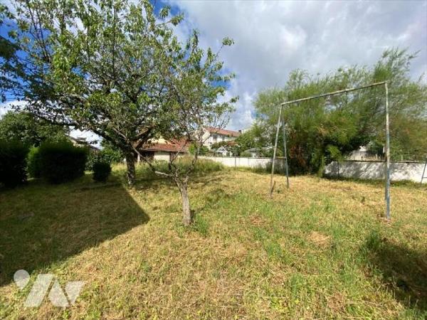 Aurillac, quartier Saint-Joseph, sur terrain de 970 m², maison d'habitation individuelle compre...