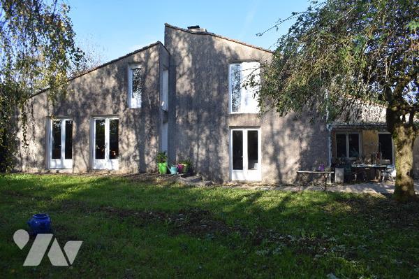 MAISON MODERNE SITUEE A VILLEFAGNAN 1hectare de terrain 220m2