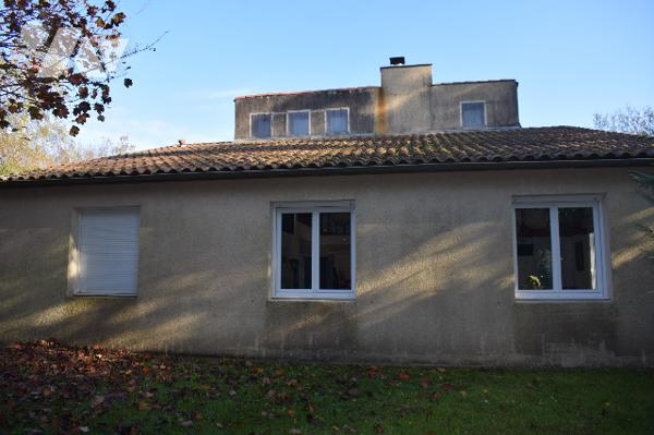 MAISON MODERNE SITUEE A VILLEFAGNAN 1hectare de terrain 220m2
