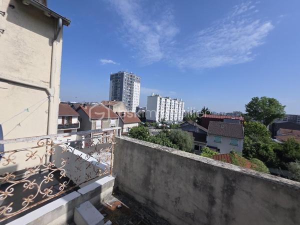 Dans le quartier recherché du Bas Pays à Romainville, découvrez cette maison individuelle de 140 mètres carrés construite en 1975. Elle bénéficie d'un agréable jardin et d'un box pour votre véhicule.
​À l'intérieur, vous trouverez au sous-sol un grand local et la chaufferie. Le rez-de-chaussée propose une entrée, une cuisine, une salle de bain, une belle chambre et un grand garage. Enfin, l'étage dispose de deux chambres, un dressing, une salle de bains, une cuisine et un WC indépendant.
​Cette maison offre un potentiel formidable pour créer la maison de vos rêves, moyennant de beaux travaux de rafraîchissement. Elle est proposée au prix de 616 000 euros.
Une visite s'impose !!!
Contactez moi pour plus d 'informations.