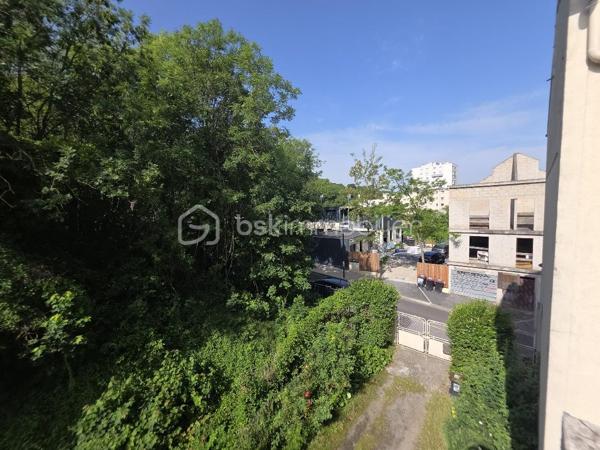 Dans le quartier recherché du Bas Pays à Romainville, découvrez cette maison individuelle de 140 mètres carrés construite en 1975. Elle bénéficie d'un agréable jardin et d'un box pour votre véhicule.
​À l'intérieur, vous trouverez au sous-sol un grand local et la chaufferie. Le rez-de-chaussée propose une entrée, une cuisine, une salle de bain, une belle chambre et un grand garage. Enfin, l'étage dispose de deux chambres, un dressing, une salle de bains, une cuisine et un WC indépendant.
​Cette maison offre un potentiel formidable pour créer la maison de vos rêves, moyennant de beaux travaux de rafraîchissement. Elle est proposée au prix de 616 000 euros.
Une visite s'impose !!!
Contactez moi pour plus d 'informations.