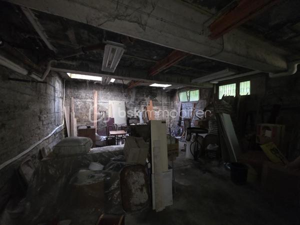 Dans le quartier recherché du Bas Pays à Romainville, découvrez cette maison individuelle de 140 mètres carrés construite en 1975. Elle bénéficie d'un agréable jardin et d'un box pour votre véhicule.
​À l'intérieur, vous trouverez au sous-sol un grand local et la chaufferie. Le rez-de-chaussée propose une entrée, une cuisine, une salle de bain, une belle chambre et un grand garage. Enfin, l'étage dispose de deux chambres, un dressing, une salle de bains, une cuisine et un WC indépendant.
​Cette maison offre un potentiel formidable pour créer la maison de vos rêves, moyennant de beaux travaux de rafraîchissement. Elle est proposée au prix de 616 000 euros.
Une visite s'impose !!!
Contactez moi pour plus d 'informations.