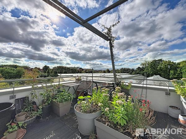 LILLE JARDIN DES PLANTES - T2 de 62m2 avec terrasse et parking. LILLE