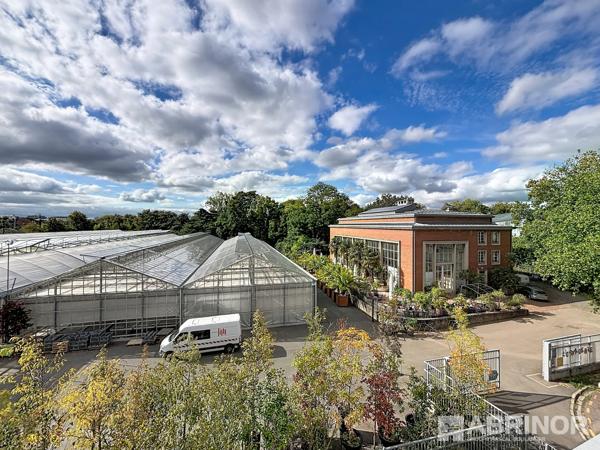 LILLE JARDIN DES PLANTES - T2 de 62m2 avec terrasse et parking. LILLE