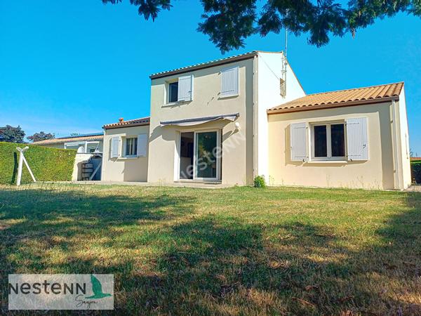 A vendre maison à deux pas du centre de Saujon,110 m², 3 chambres,2 garages, terrain de 815m²